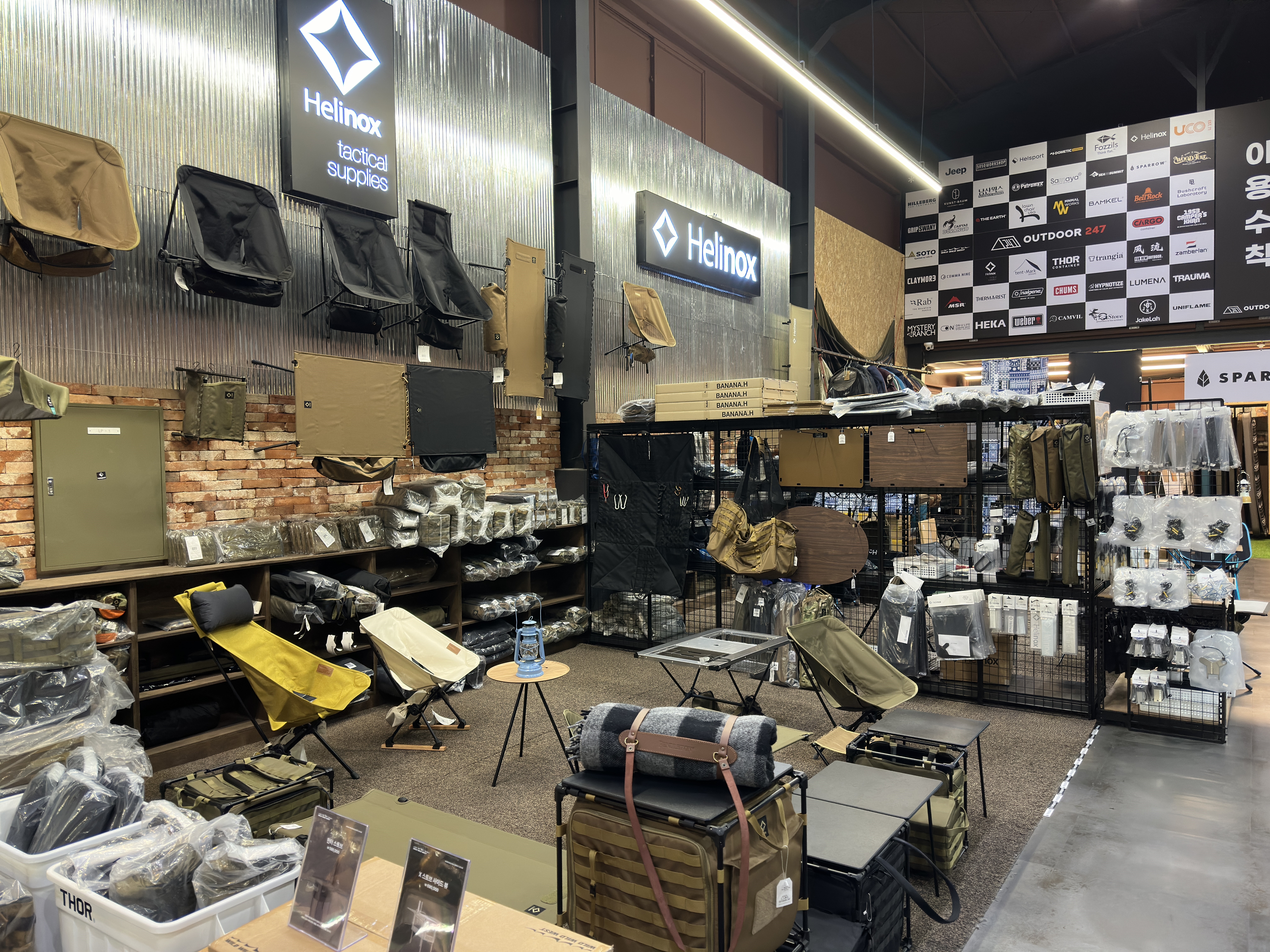 각종의자와 테이블