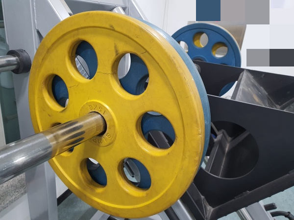 원판이-끼워져있는-레그프레스