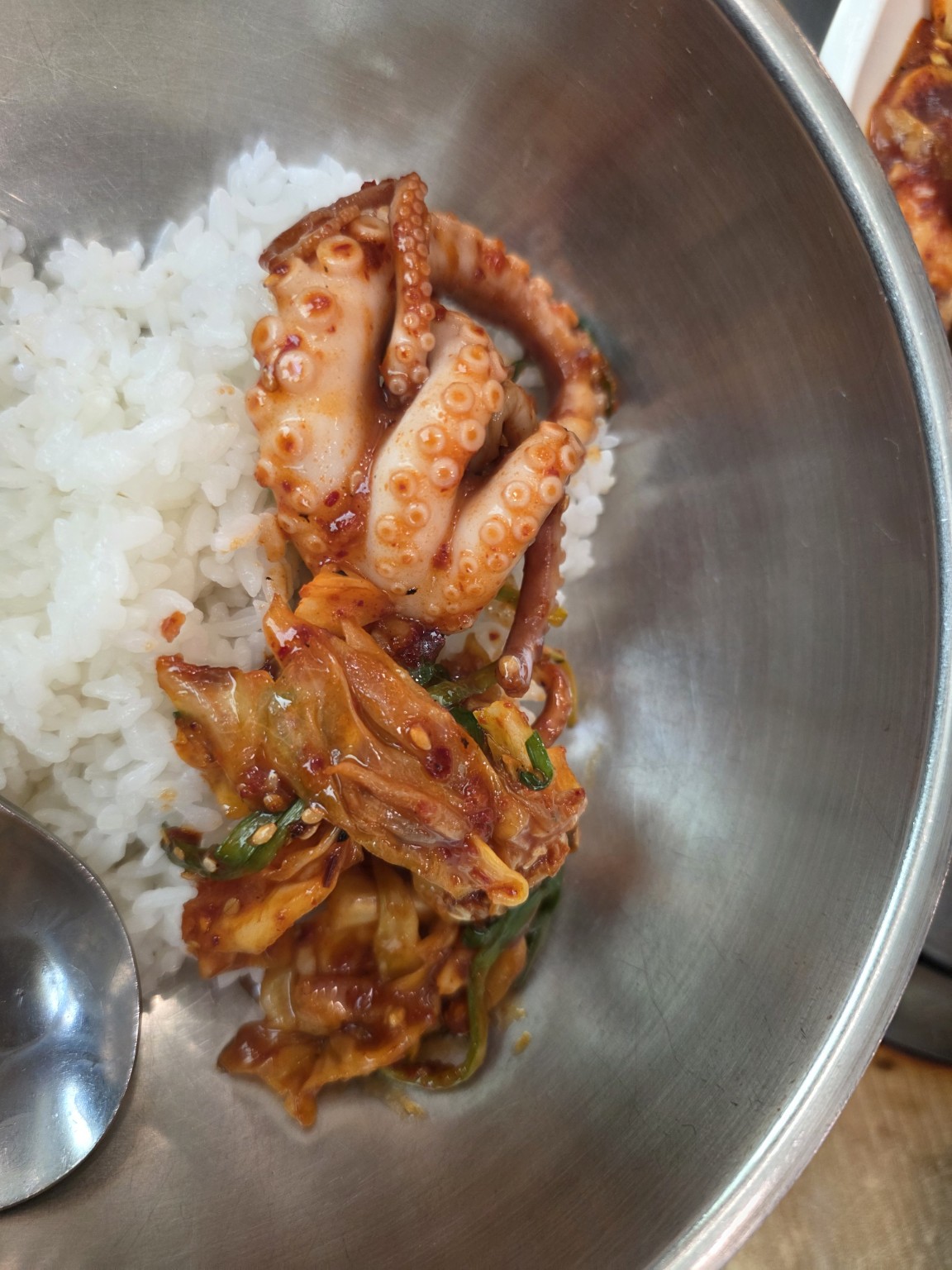 흰쌀밥에 김명자낙지마당 낙지볶음을 올린 모습