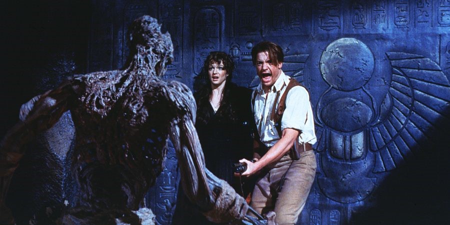 미라와 대치중인 배우들