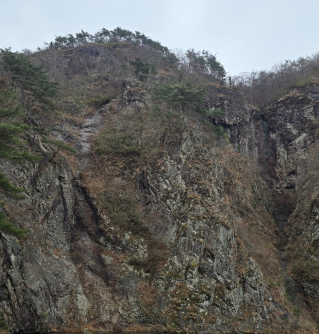 강천산 구장군폭포의 정면모습과 주변