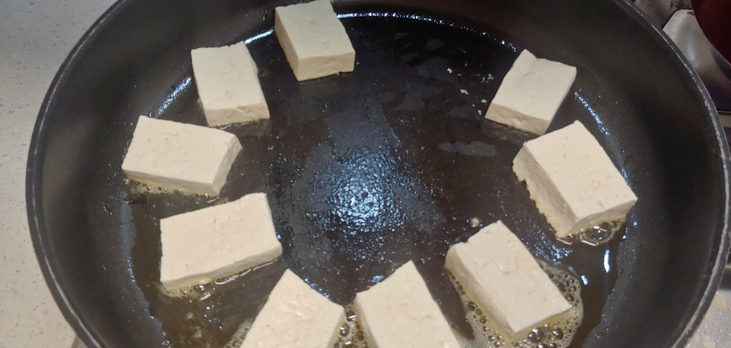 두부는 수분을 빼고 들기름에 앞뒤로 노릇하게 구워주세요.