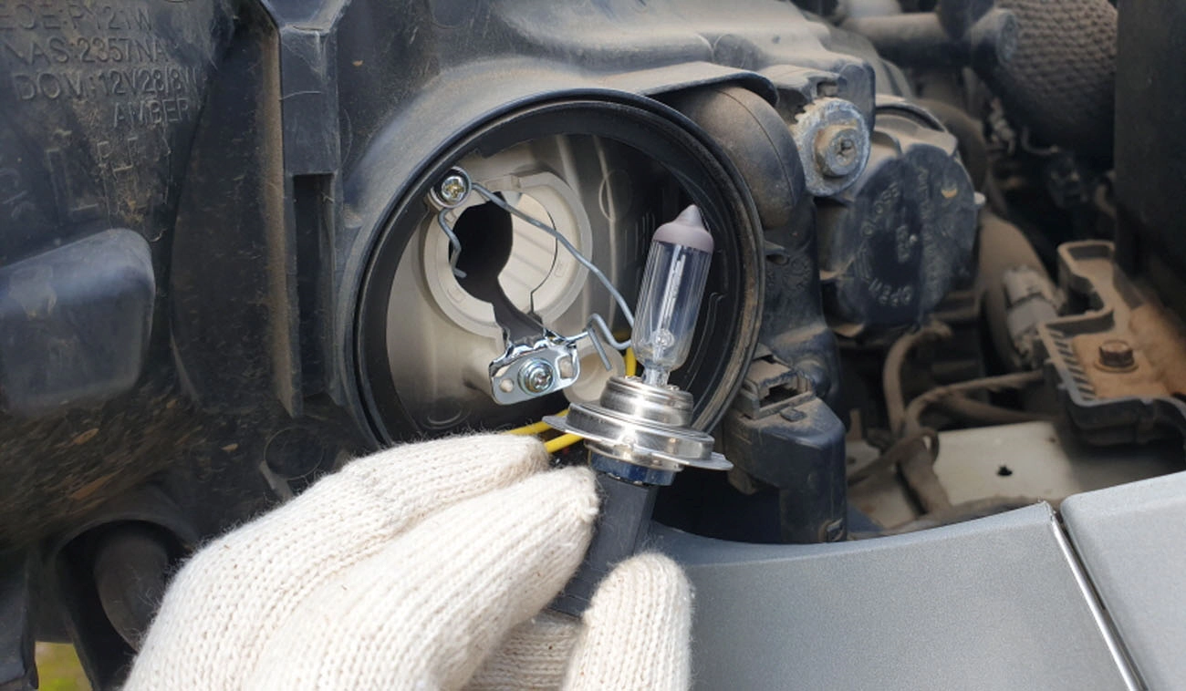 아반떼HD 헤드라이트 램프 뺀 모습