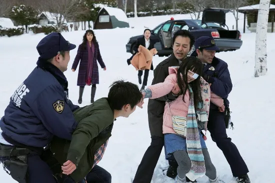 헤어지는 서로의 첫사랑인 렌과 아오이