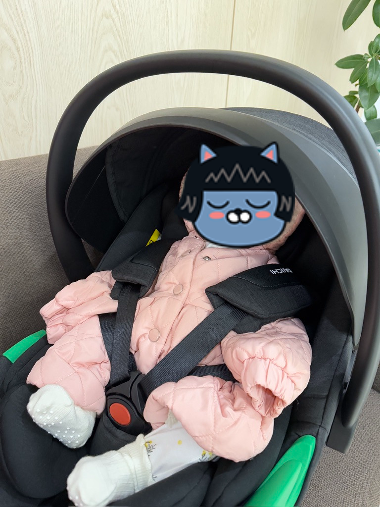 카시트에서 꿀잠 자는 아기