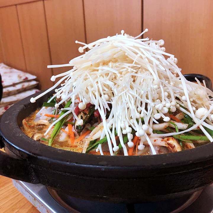 토요일은 밥이좋아 예산 덕산 온천 낙지 전골 맛집 50년 내공 낙지볶음 활낙지 낙지버섯전골 예산10미 현지인 추천 토밥 좋아 방송정보