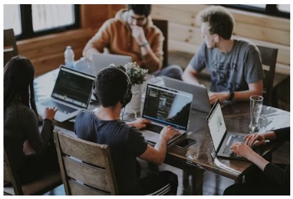 MZ세대 비지니스 하는 사진