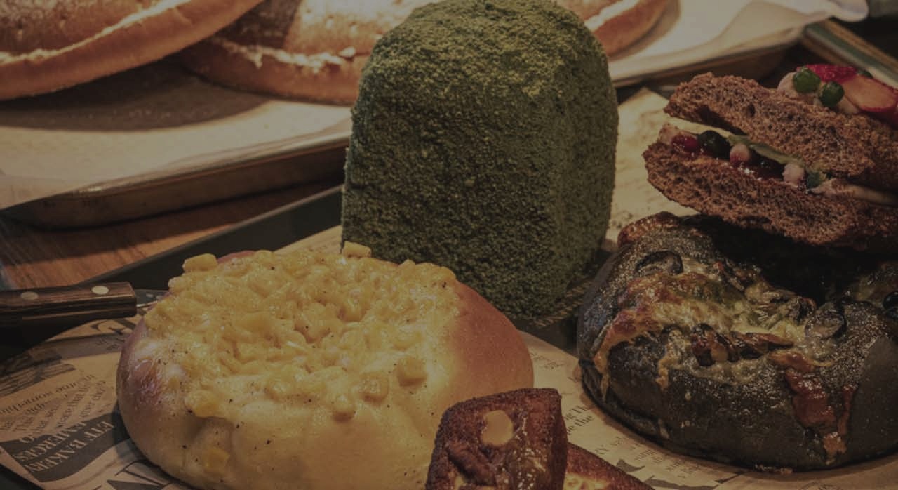 가성비 좋은 다양한 빵이 진열된 ETF 베이커리 안국점 쇼케이스 전경이다. [ⓒ네이버플레이스 ETF베이커리]