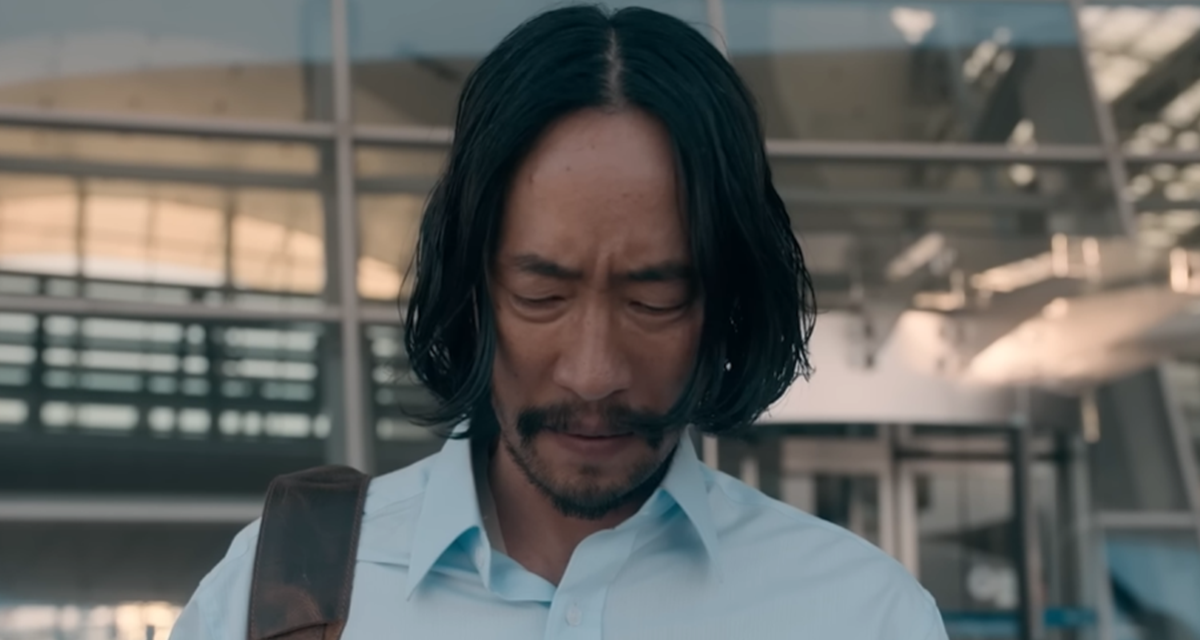 무빙시즌1에서 공항에 도착한 빌런 류승범 스틸컷