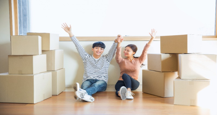 신혼부부가 이삿짐을 옮긴후 쉬고 있다