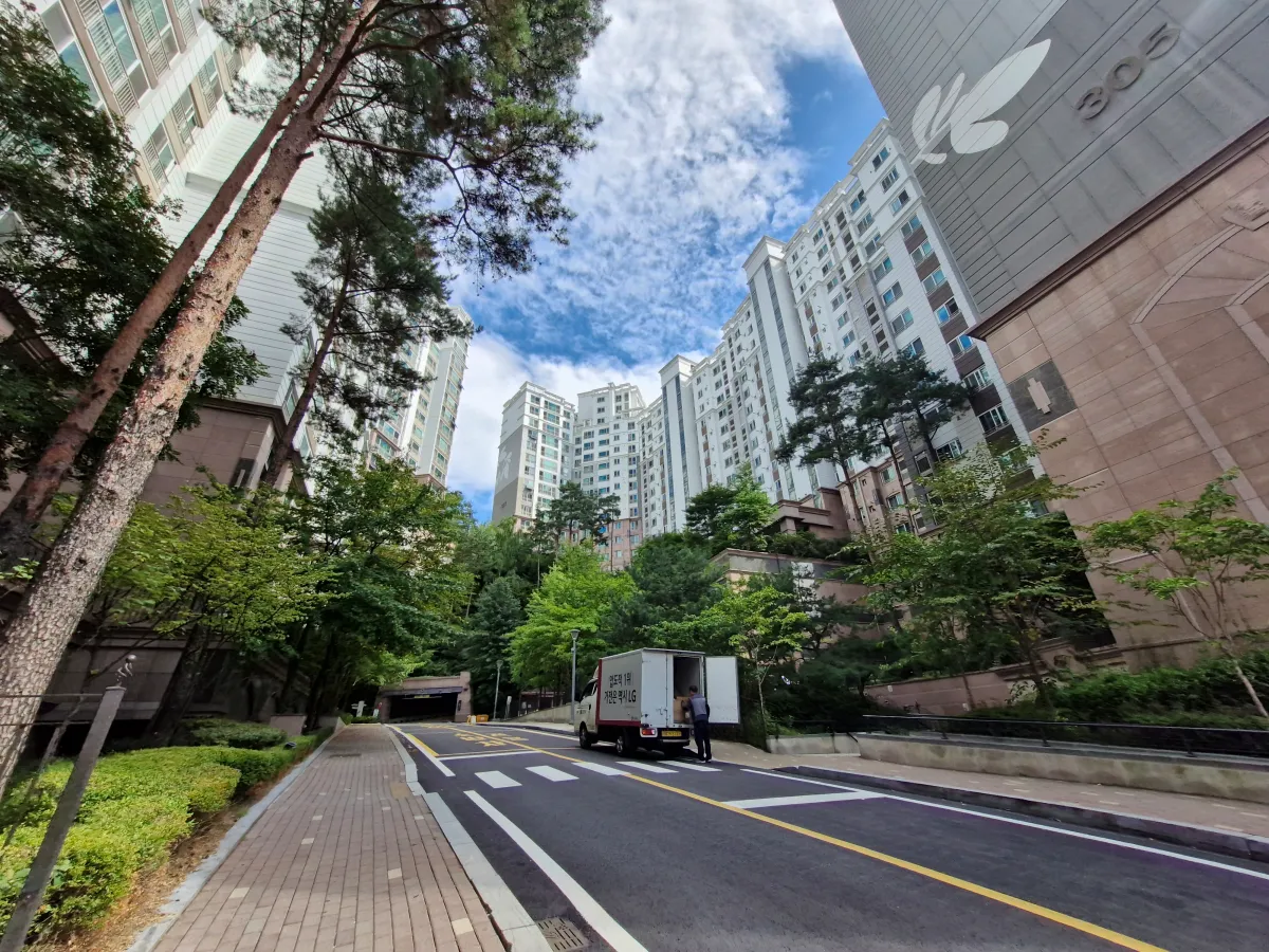 아파트-사이에-도로가-있는-대단지-아파트