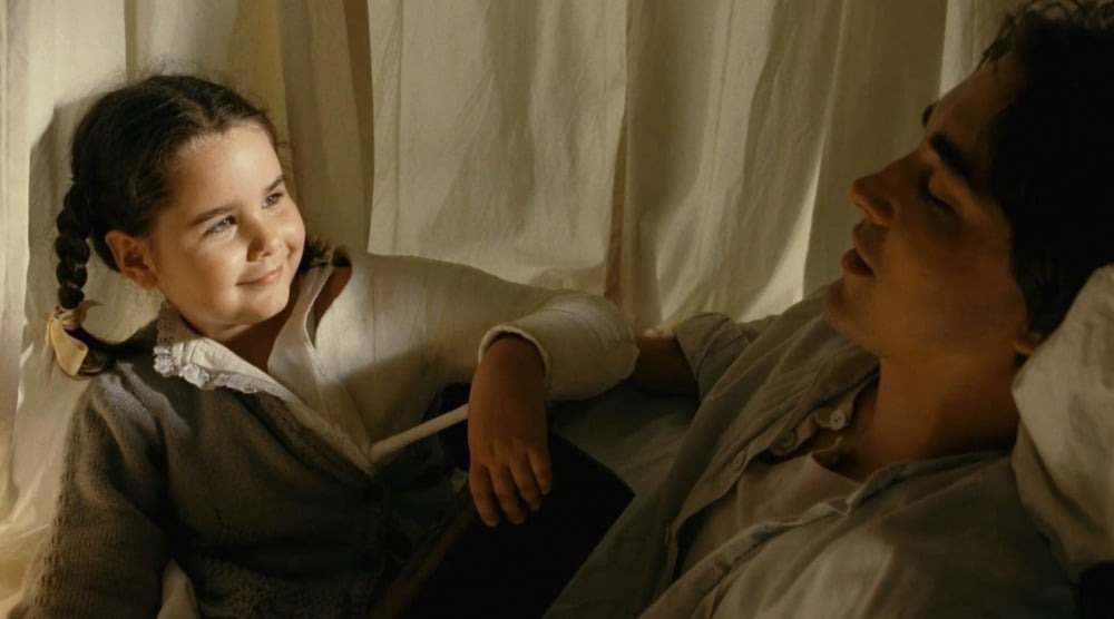 알렉산드리아가 장난 스러운 표정으로 누워있는 로이를 본다. 알렉산드리아는 양 갈래를 알차게 땋고, 한쪽 팔이 깁스로 고정되어있다. 고정된 손에는 나무 박스가 있다.
로이는 피곤한 듯 눈을 감고 몸을 기대고 있다