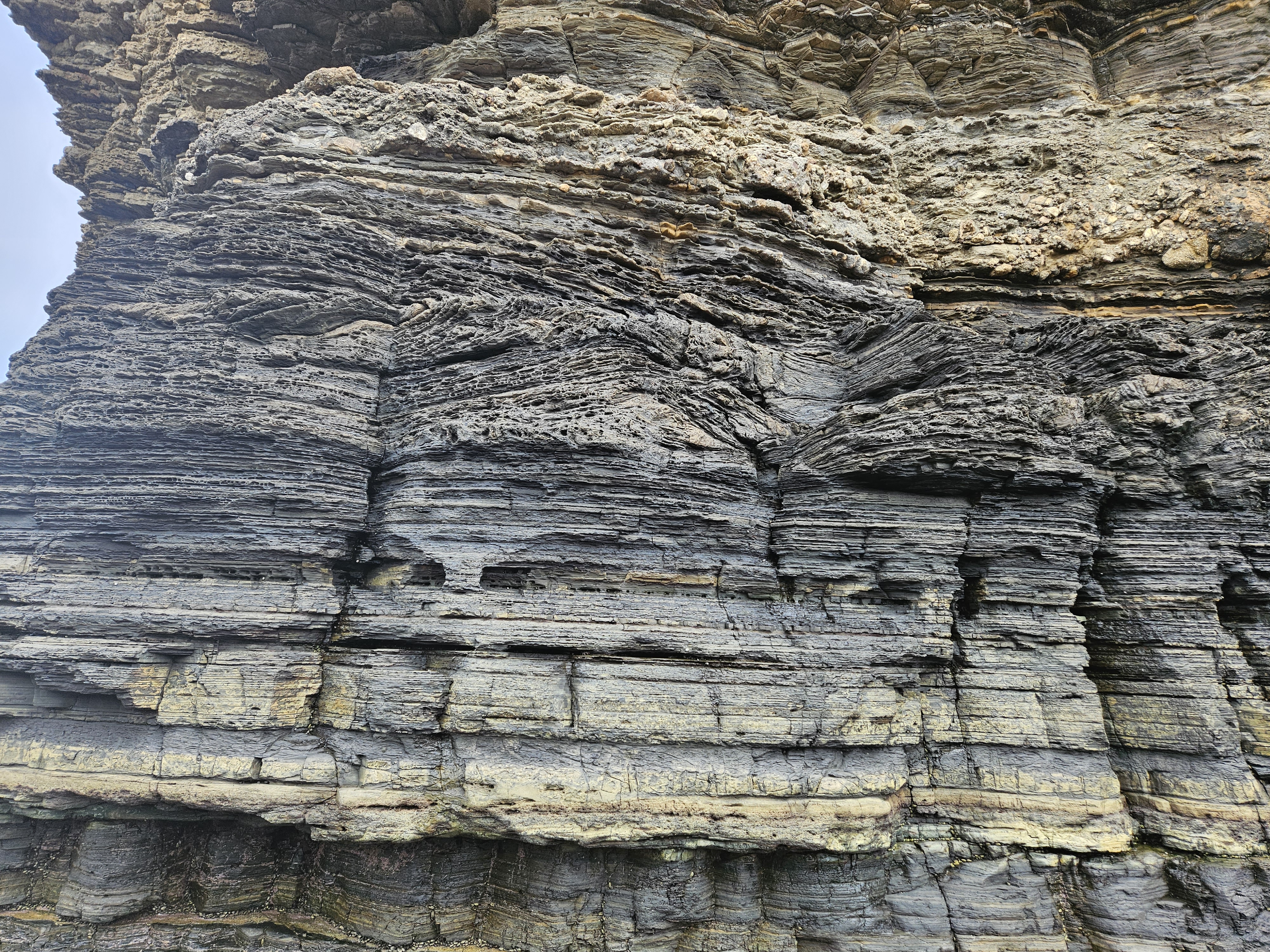 책을 쌓아올린 듯한 모습