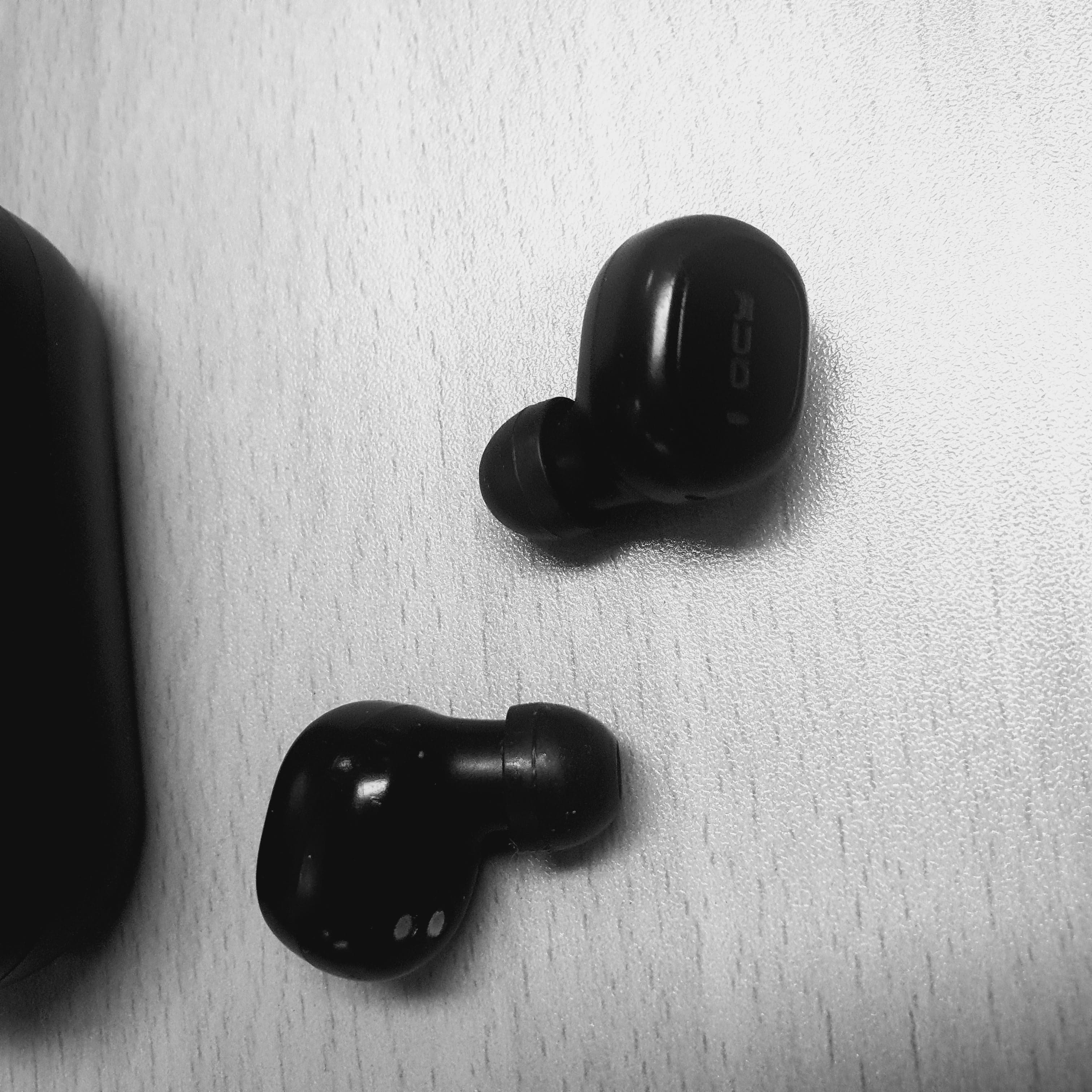 책상위에-놓여진-블루투스-이어폰