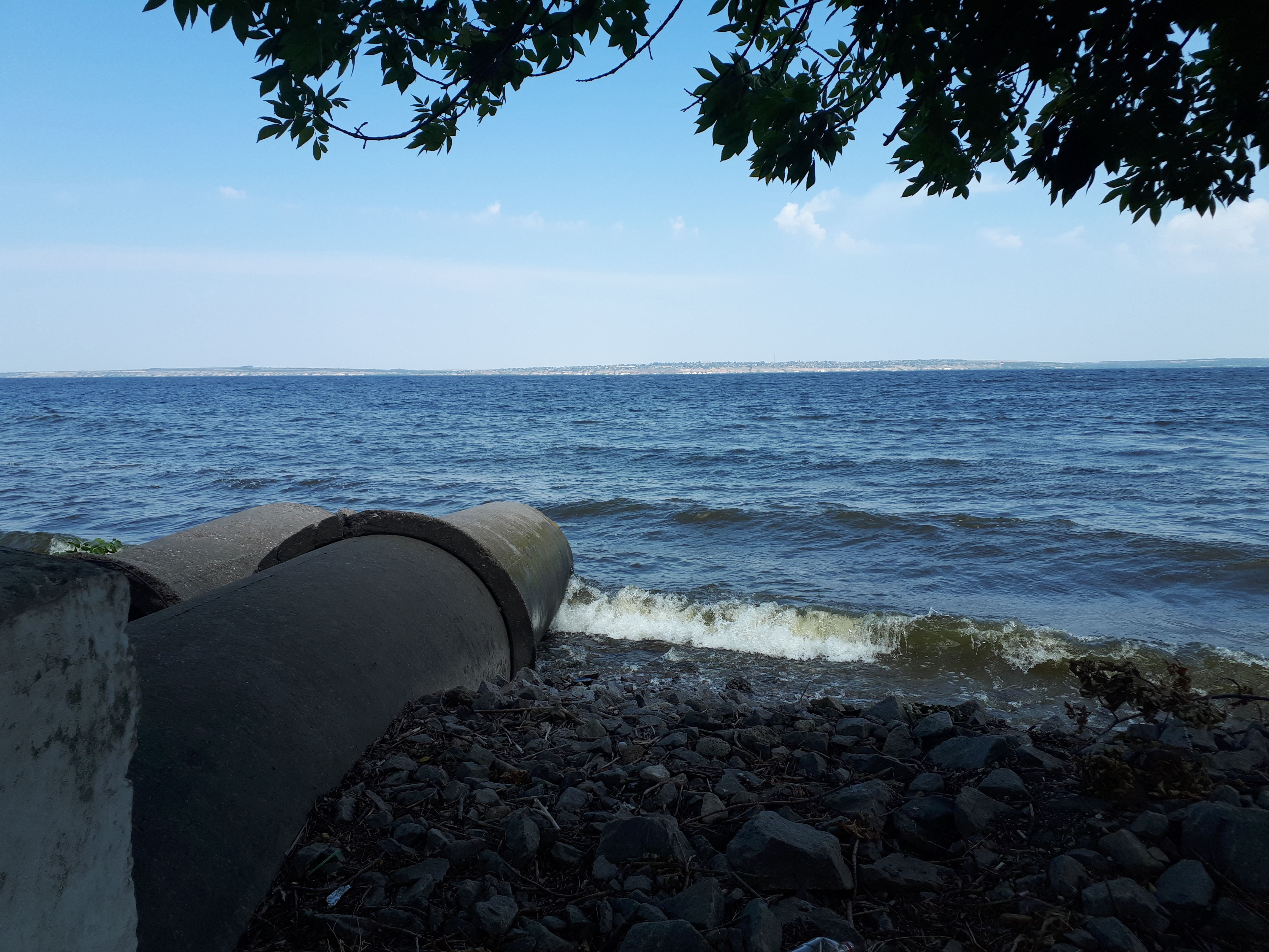 우크라이나 벨리카 레페티카 드니프로 강변과 맞은편 도시