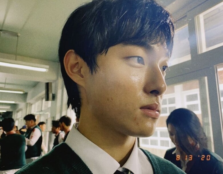 실내에있는-남성의모습