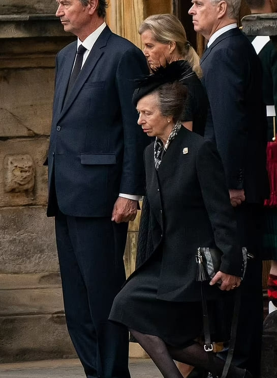 여왕의 외동딸 앤 공주의 어머니에 대한 경의 VIDEO: Moment Princess Anne performs curtsy as Queen's coffin arrives