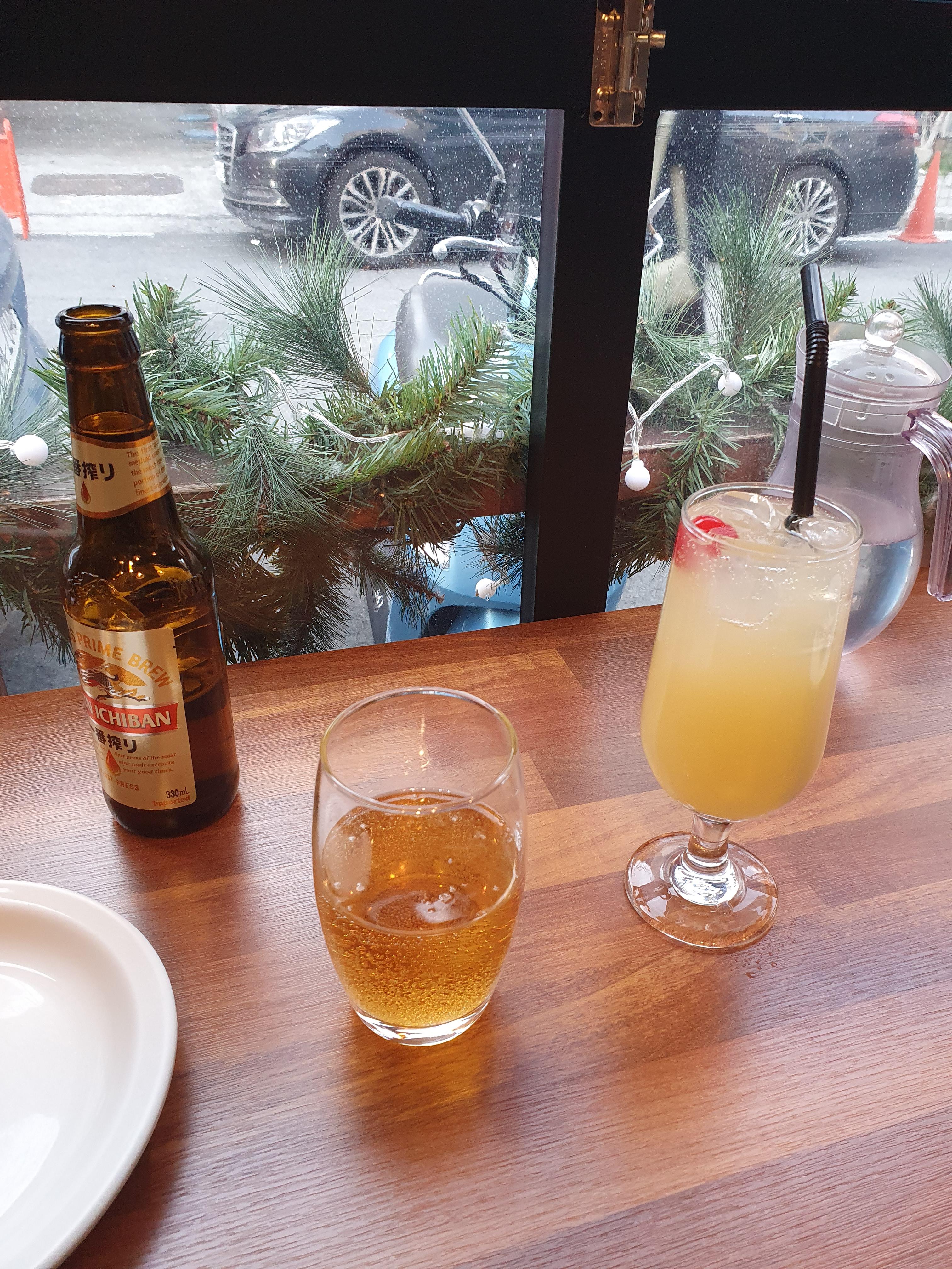 오렌지 블루스 세트 메뉴에 포함된 맥주1병과 하이볼(자몽) 1잔