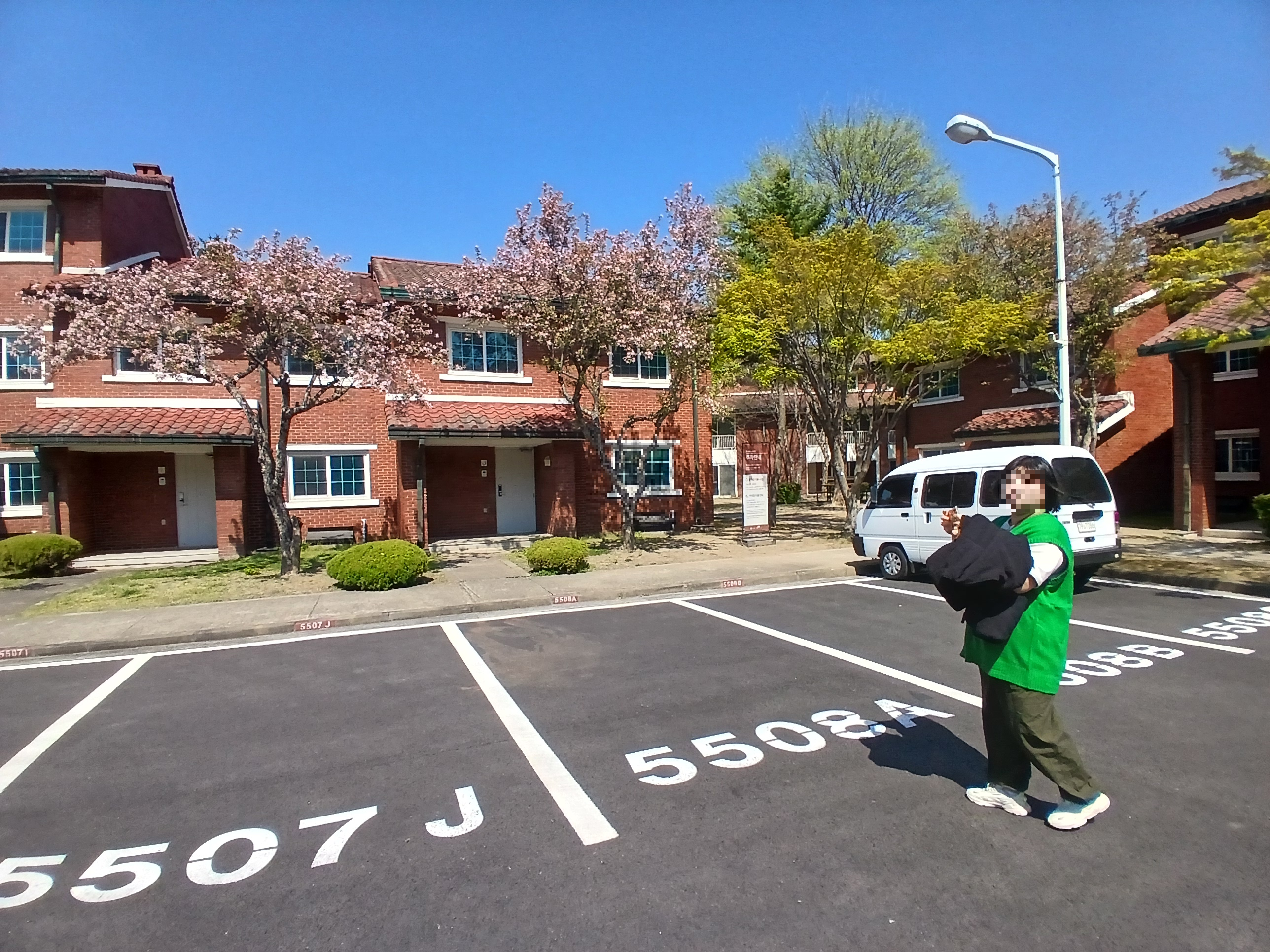 용산 미군기지 공원 붉은 벽돌 건물과 벚꽃이 보이는 내부 산책로 전경