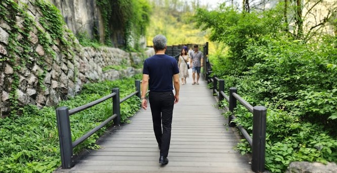 장애인이 휠체어로 편하게 다닐 수 있게끔 만들어진 안산자락길