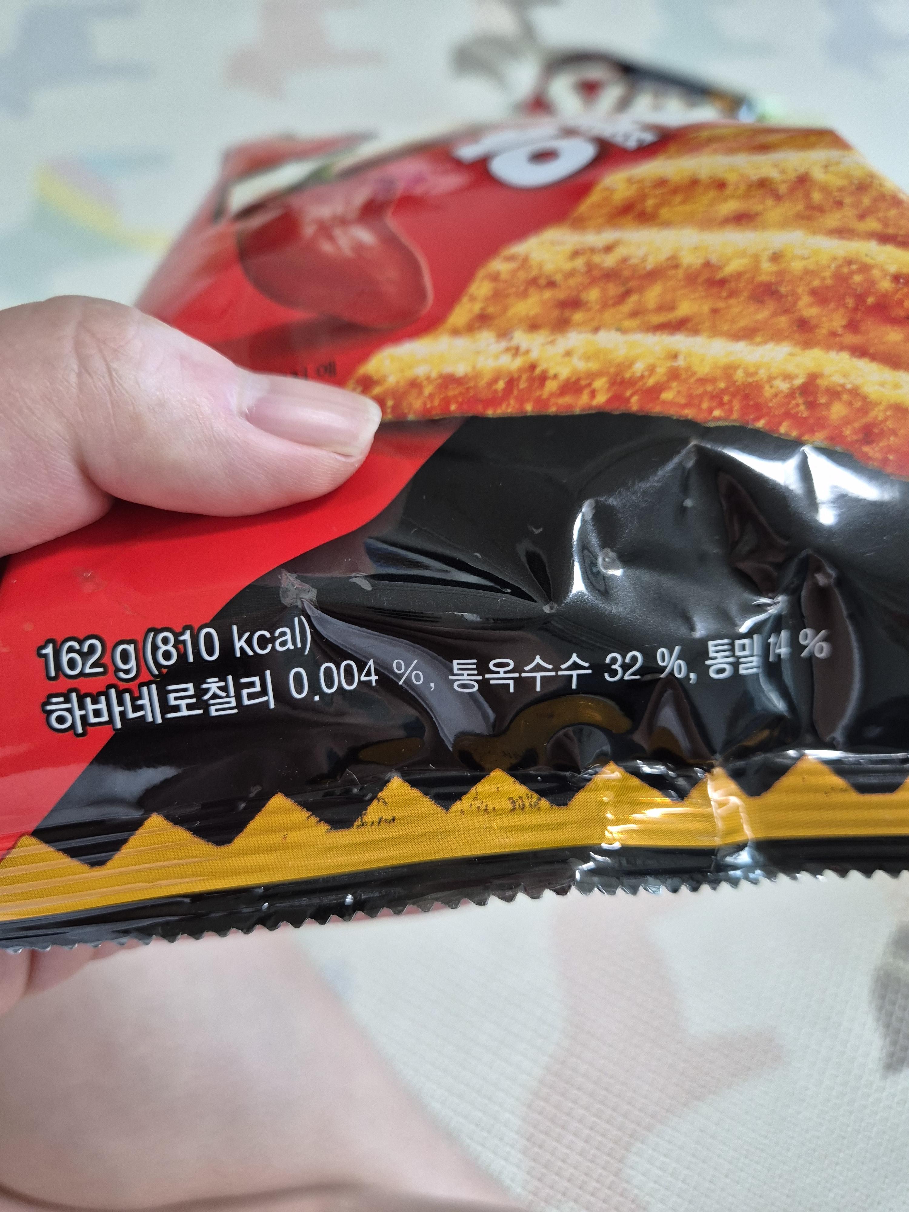 한 봉지에 162g이 들어 있고 칼로리는 810 칼로리