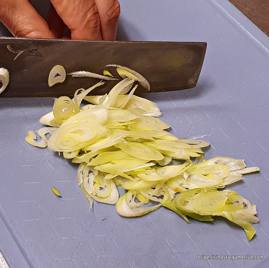 배추겉절이 양념으로 들어갈 파를 사선으로 채 써는 사진
