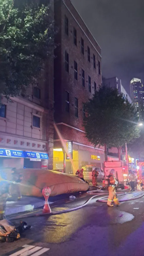 부천 호텔 화재 현장에서 불을 진압하는 소방관들