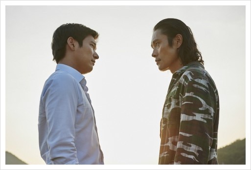 조승우와 이병헌이 바라보고 있는 모습