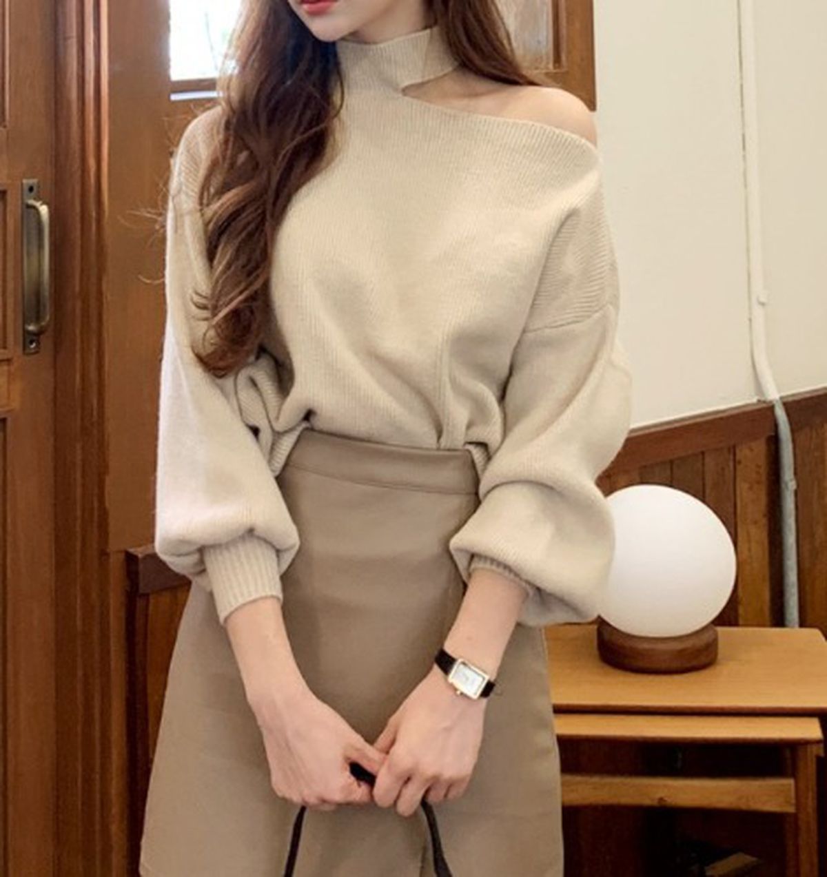 엘르 비 폴라 숄더라인 어깨트임 니트