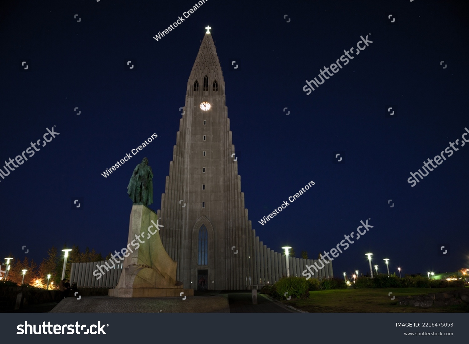아이슬란드의 레이캬비크의 밤에 할그림스커크자 성당 사진입니다.