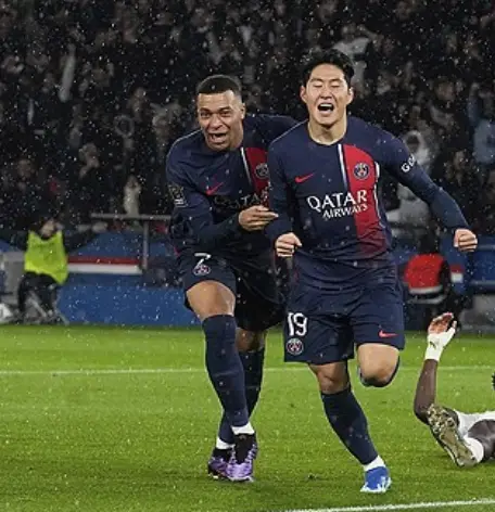 이강인- 초록색 잔디밭 음바페와 함께 파란 유니폼을 입고 기뻐하며 달리는 이강인