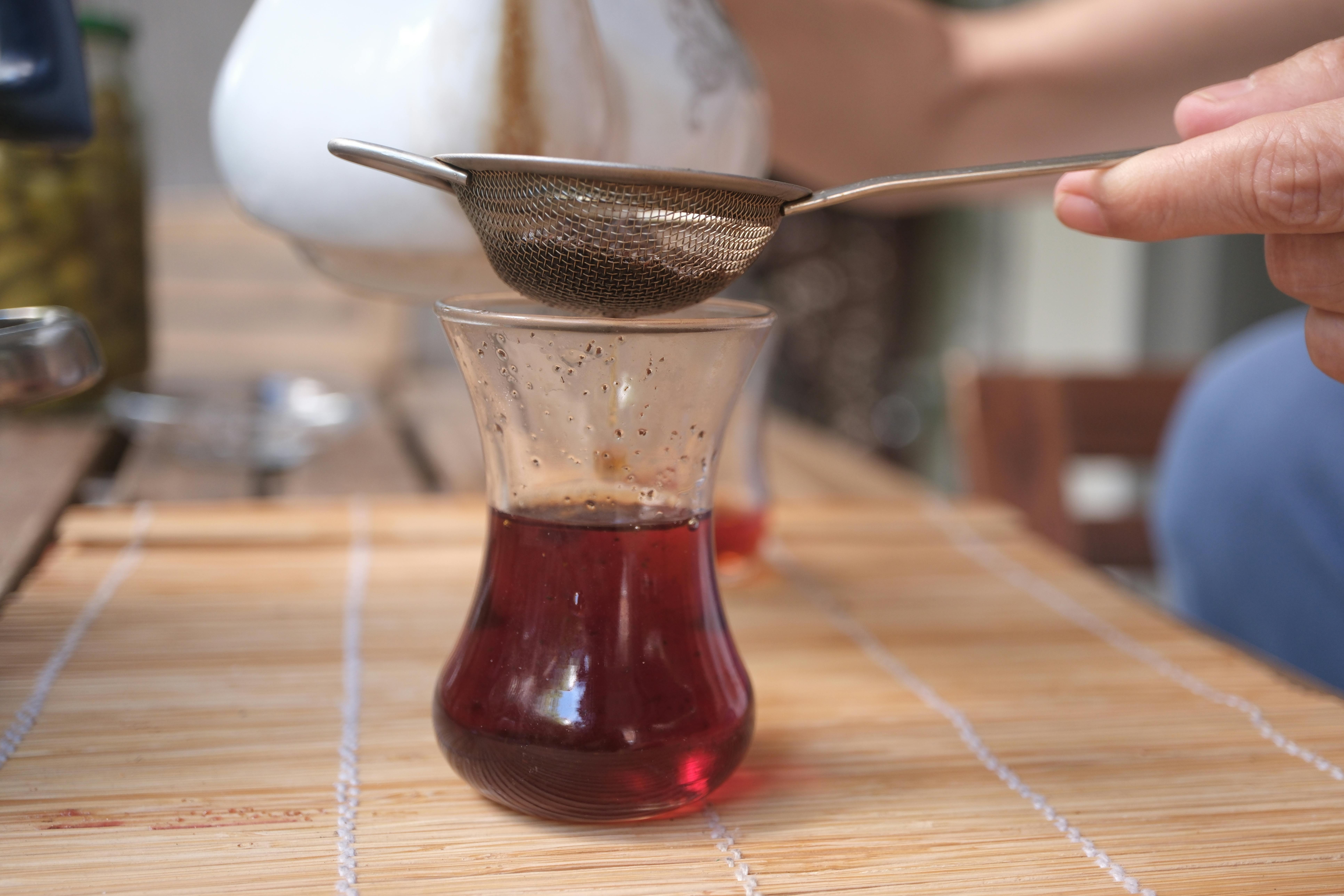 차잎이 너무 많거나 적은 차를 마시는을 상징하는 이미지