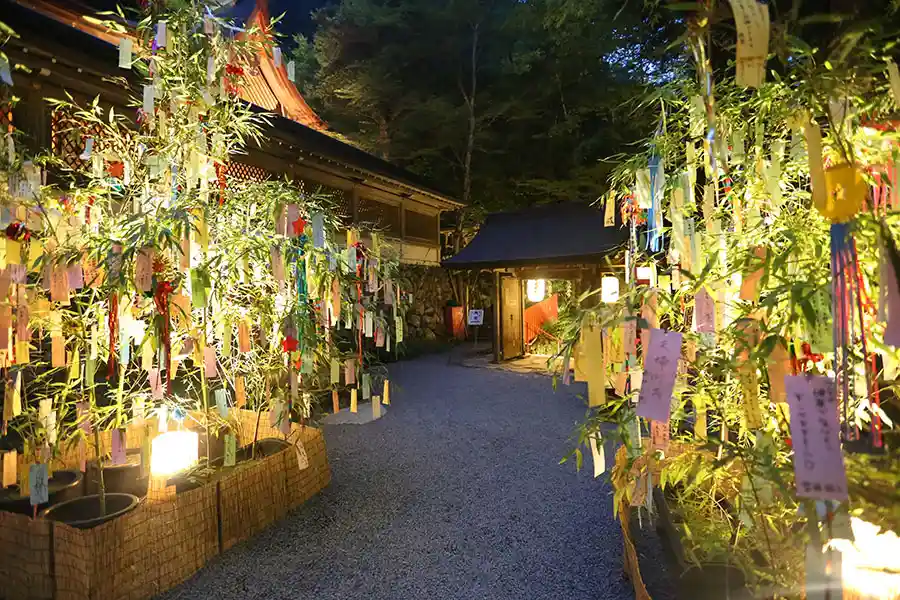 칠석 대나무 장식 조명 행사 (키부네 신사, 七夕笹飾りライトアップ)