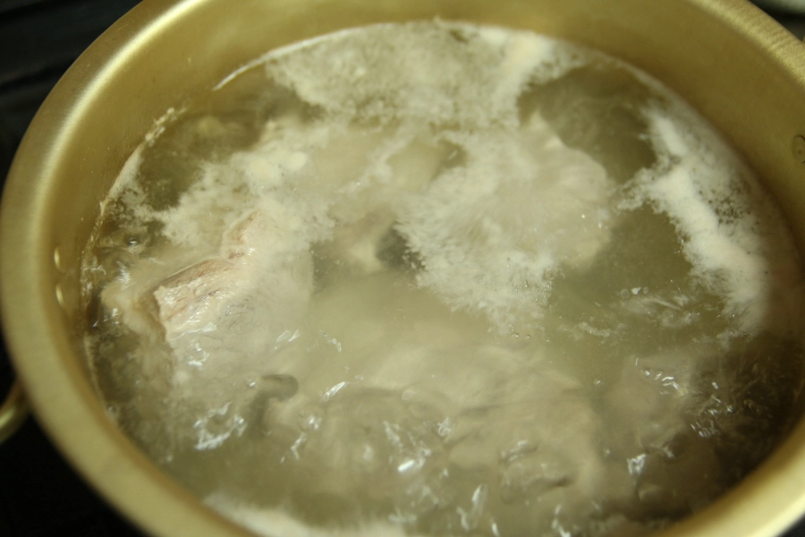 장조림 고기 삶는 모습