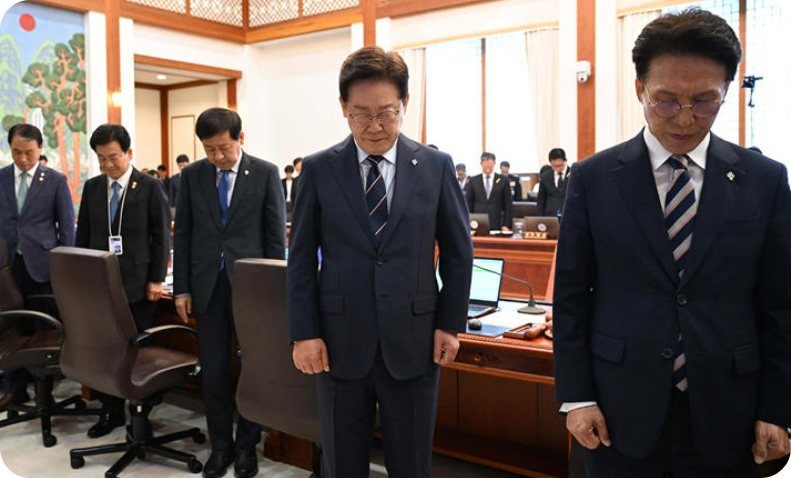 호국영령에 묵념 이재명 대통령을 비롯한 국무위원들이 2일 청와대에서 열린 제24회 국무회의 겸 제11차 비상경제점검회의에서 순국선열 및 호국영령에 대한 묵념을 하고 있다. 남정탁 기자
