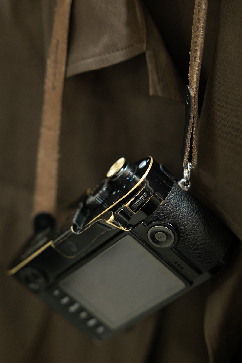 M240의 안좋은 조작 경험을 유추해볼 수 있는 M240의 뒷면 사진. 버튼이 5개이고 LCD 또한 크기가 크지 않다