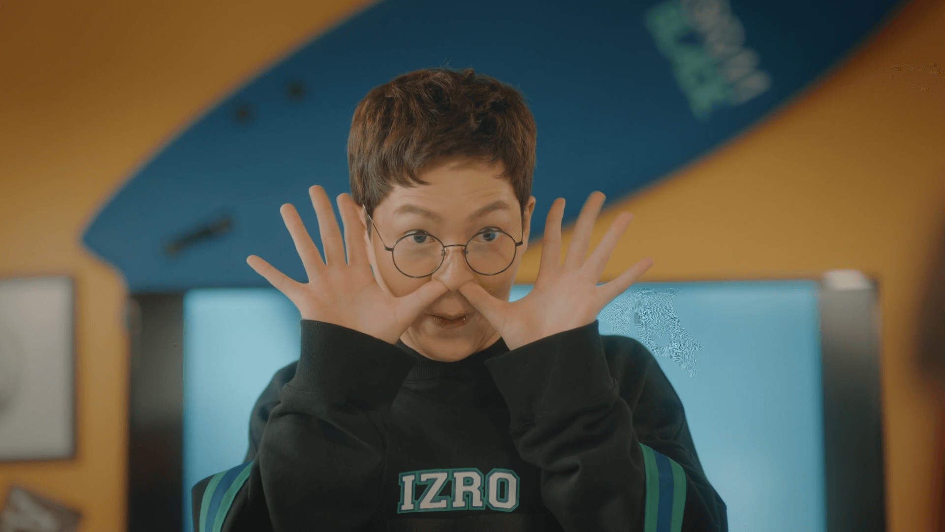 넷플릭스 '으라차차 와이키키' 시즌1 17화 - 외국인 여자친구가 생겨서 형들을 약올리는 봉두식