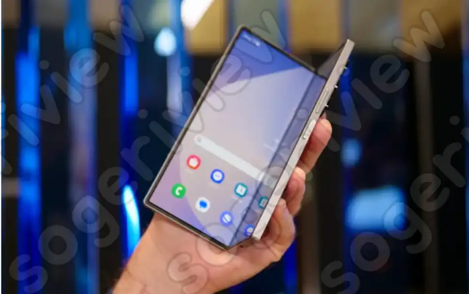 삼성 갤럭시 Z 폴드 6을 여는 사람