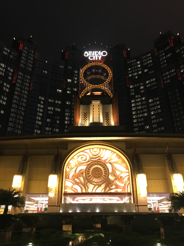 Studio City Macao 내 Golden Reel 로비 야경3