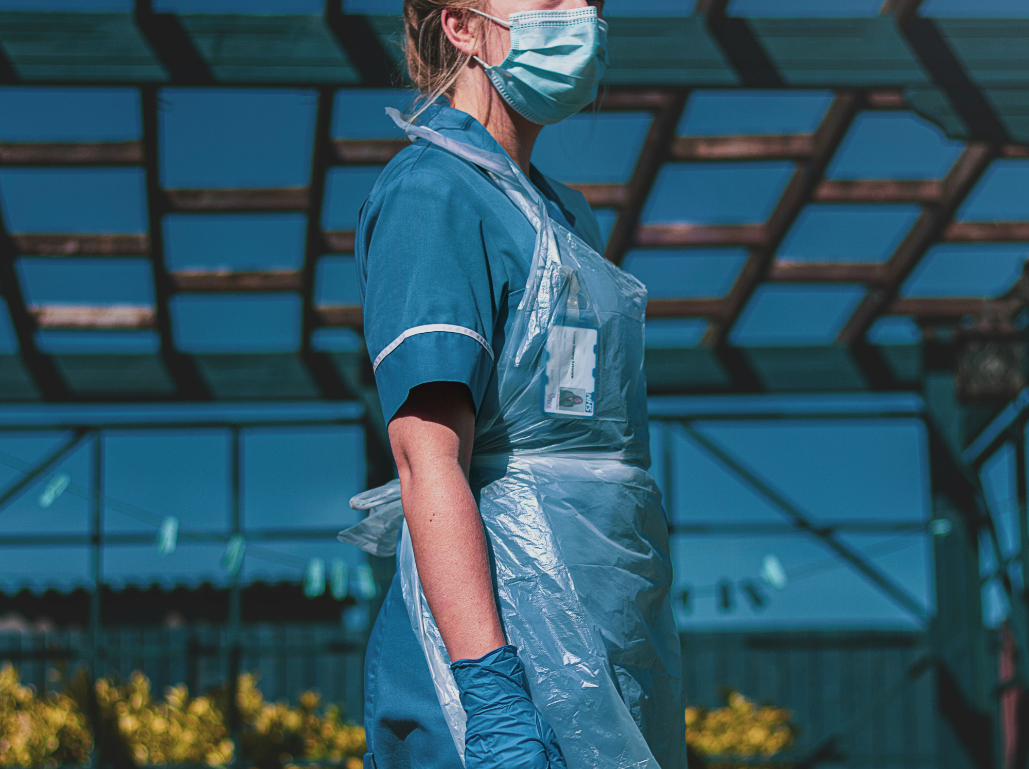 가운과 장갑, 마스크를 착용한 의료진의 모습