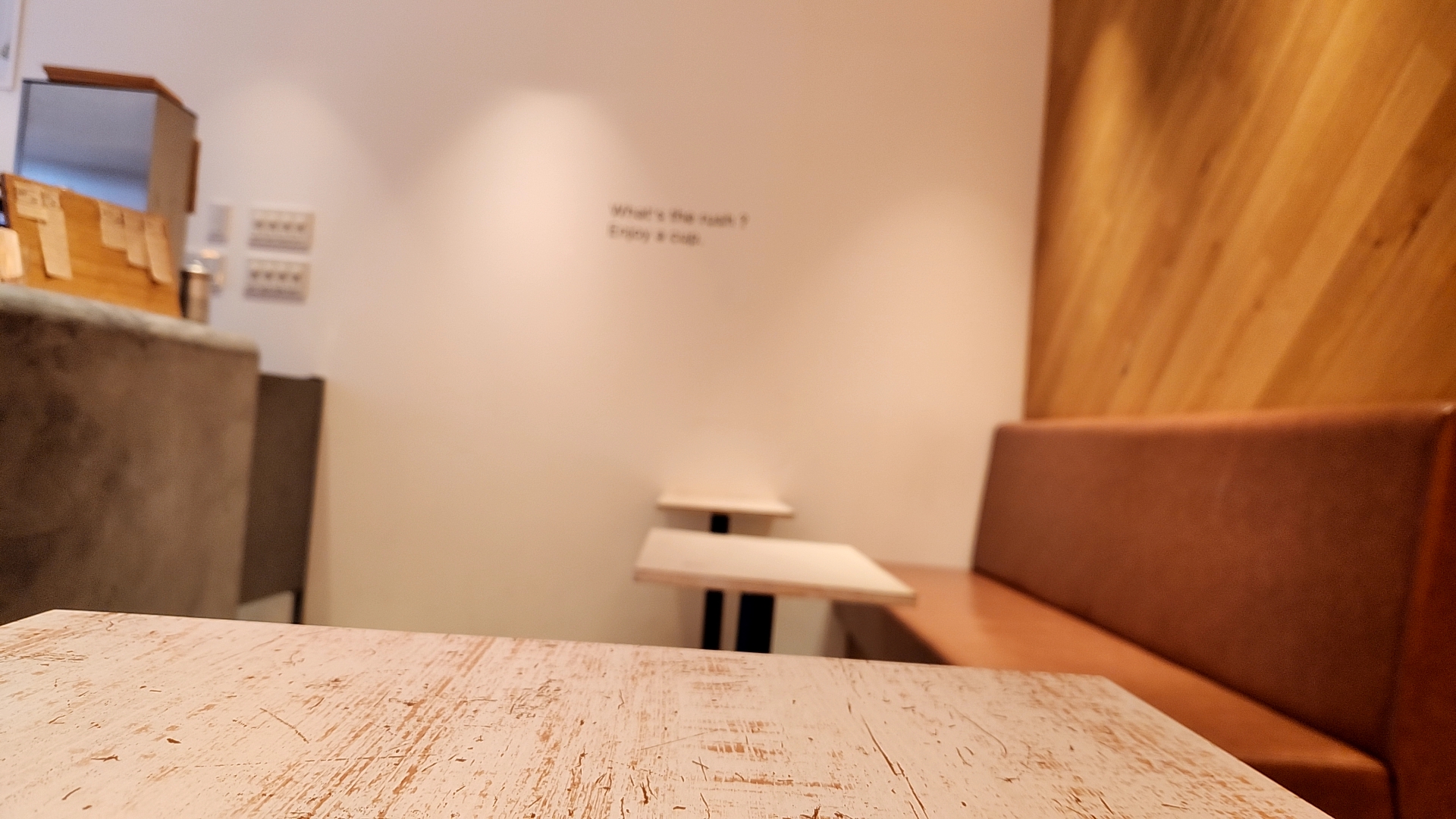 일본 카페의 책상과 의자는 한국의 그것과 다를 게 별로 없다.