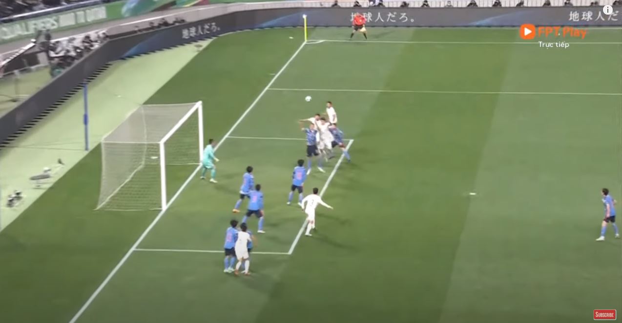 베트남 선수가 점프를 뛰어 헤딩슛을 노리는 장면