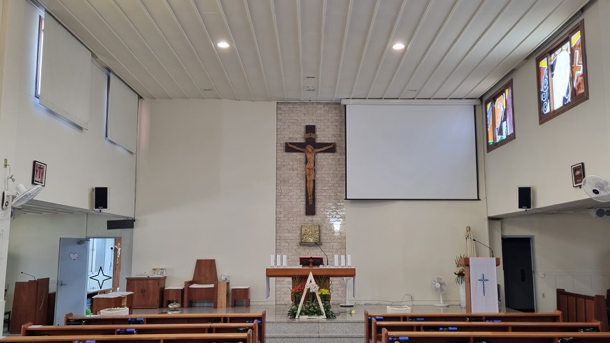 춘천 후평동성당 성전 안 십자가, 제대, 제단 사진