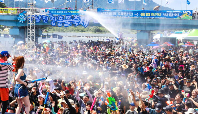 물총을 뿌리며 사람들이 시원함을 느끼는 모습 그림자료