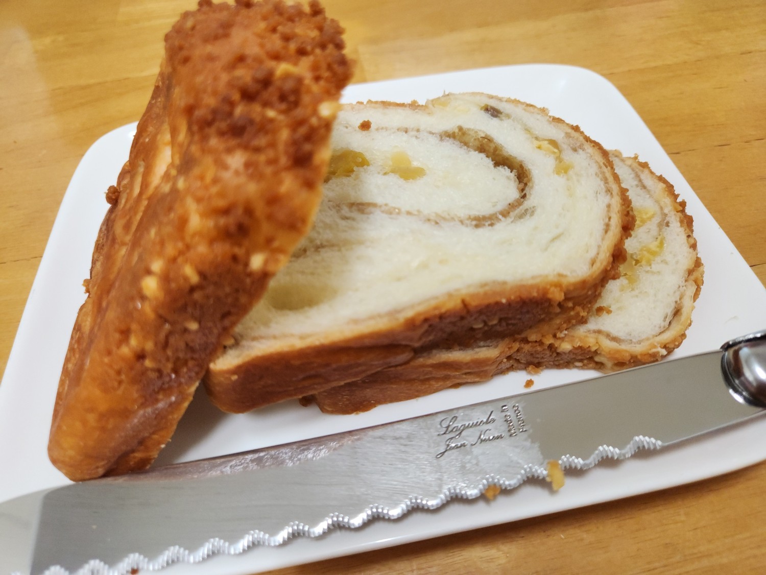 빵 칼로 자른 빵의 모습.