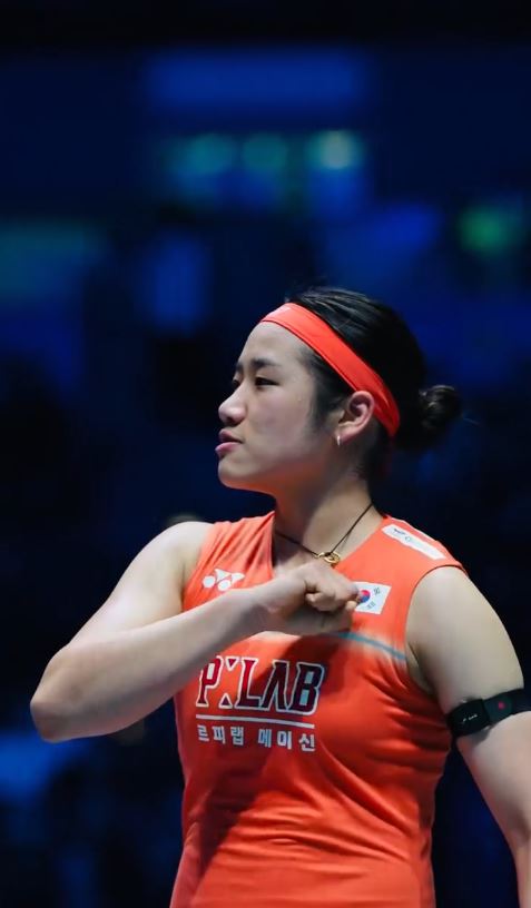 천위페이를 누르고 승리의 세레머니를 하고 있는 안세영 선수