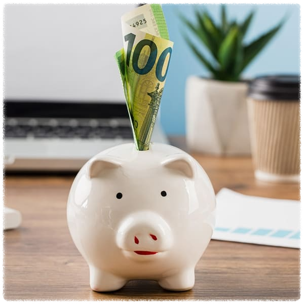 돈을-넣고-있는-돼지-저금통
