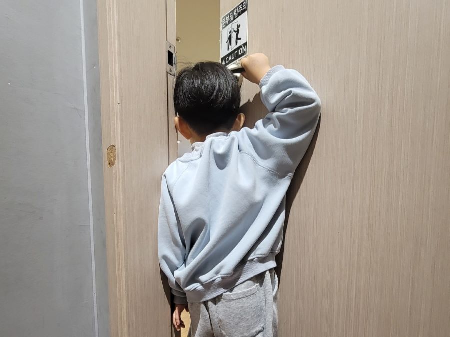 분리불안 아이의 영어 문화센터 적응 과정, 문 밖에서 지켜보는 모습