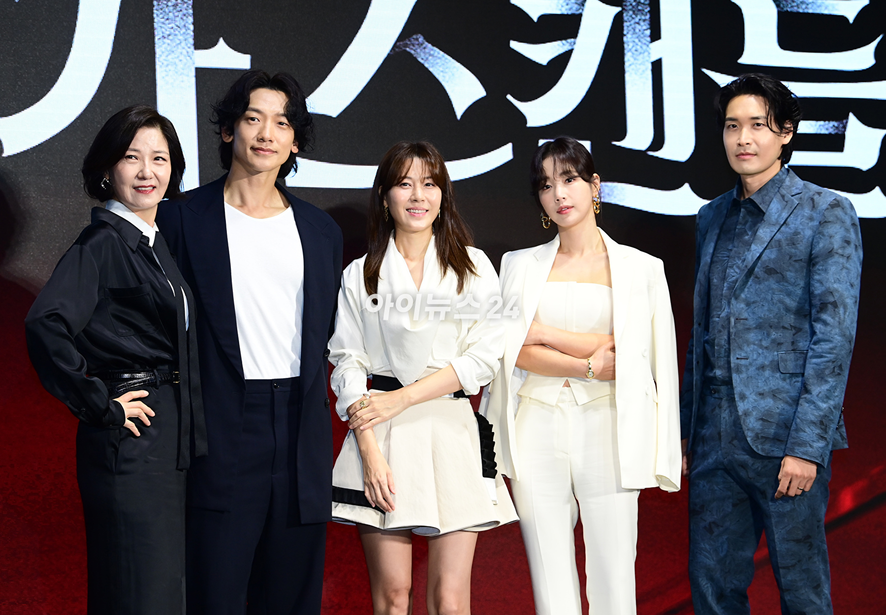 배우 서이숙-정지훈(비)-김하늘-기은세-정겨운이 2일 오전 서울 영등포구 콘래드호텔에서 열린 디즈니 플러스 오리지널 '화인가 스캔들' 제작발표회에 참석하고 있다. [사진=정소희 기자]