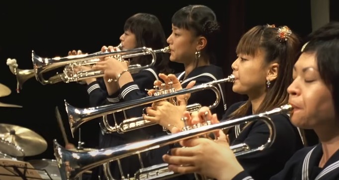 스윙걸즈 줄거리 결말 후기 리뷰(호평과 혹평) - 일본 하이틴 코미디 영화보러가기추천